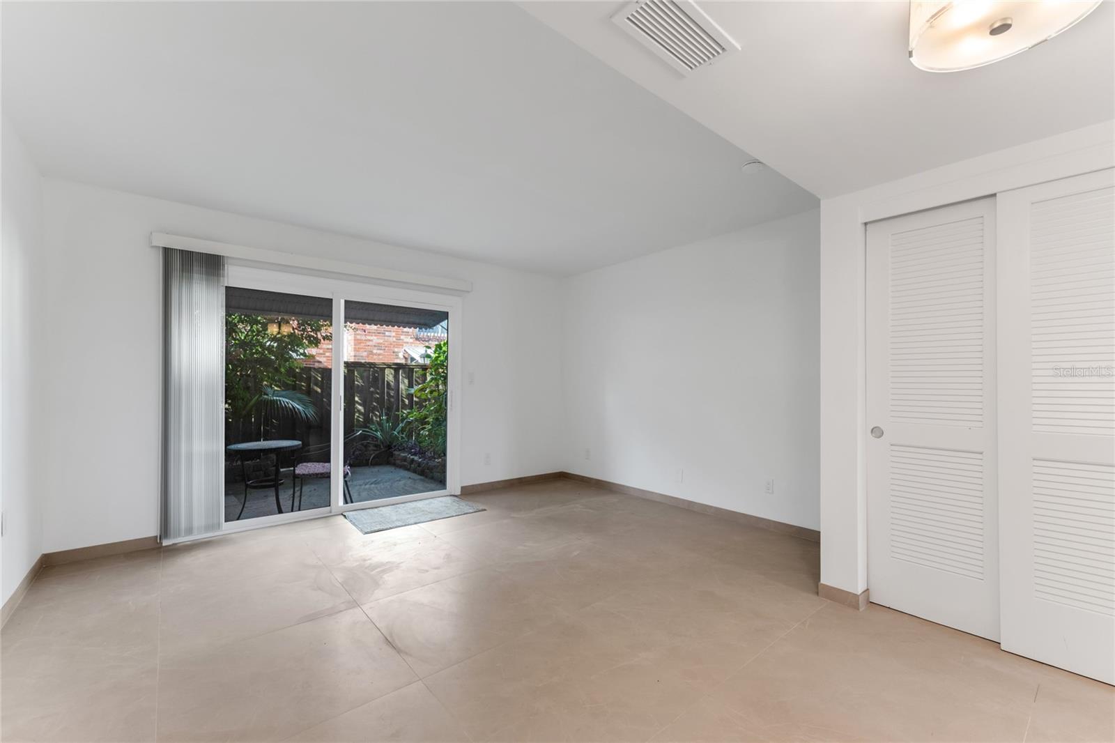 COLONIAL TWNHS CONDO APT PH 01 - Residential