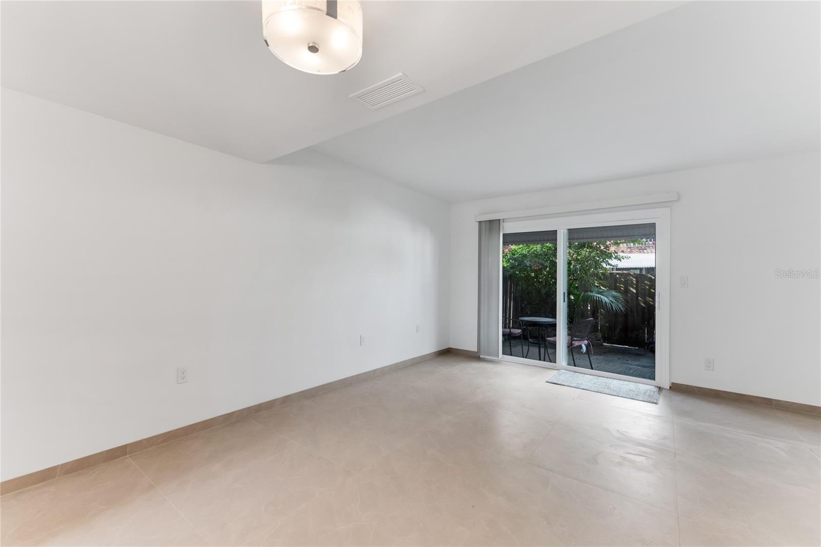 COLONIAL TWNHS CONDO APT PH 01 - Residential