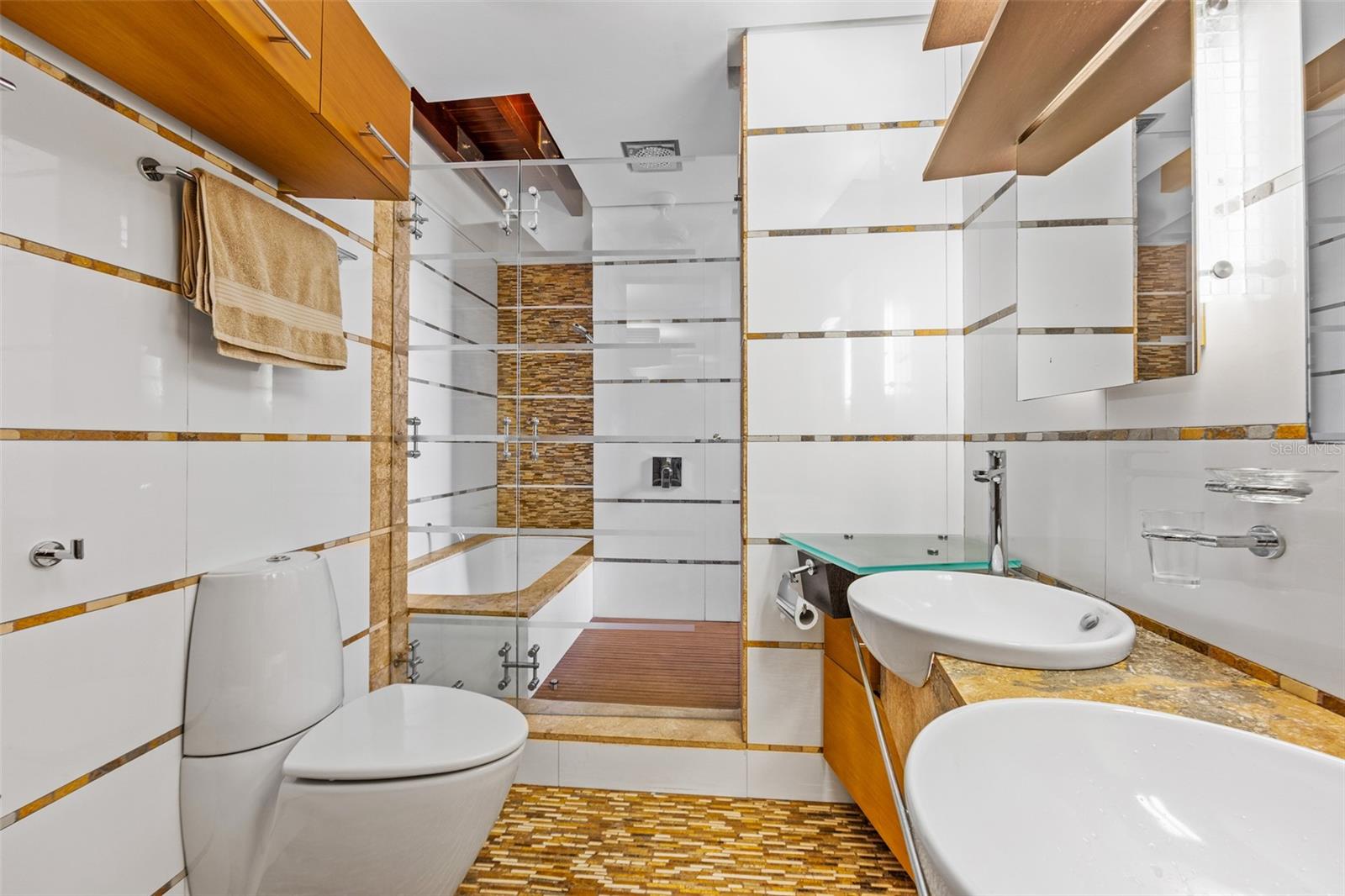 ROMAN MANSIONS - Residential