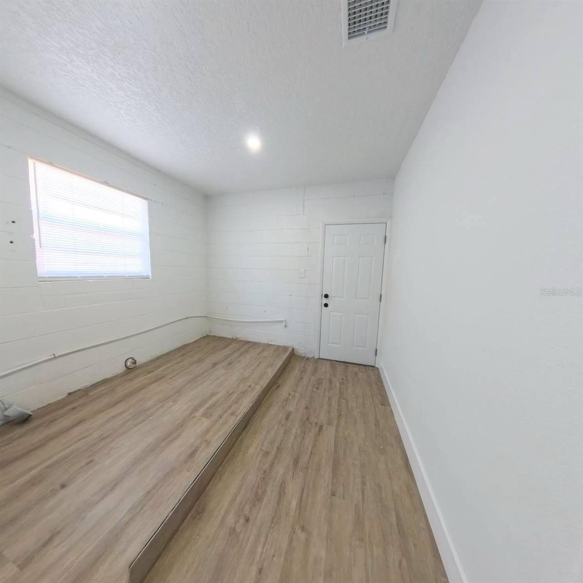 TWIN LAKES MANOR - Residential