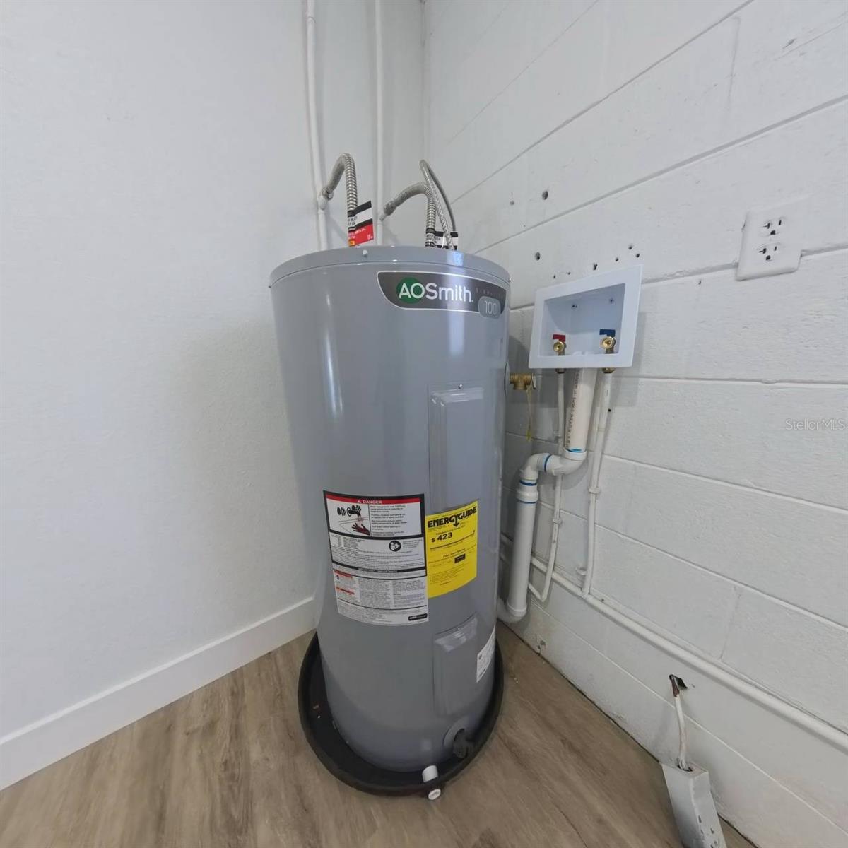 TWIN LAKES MANOR - Residential