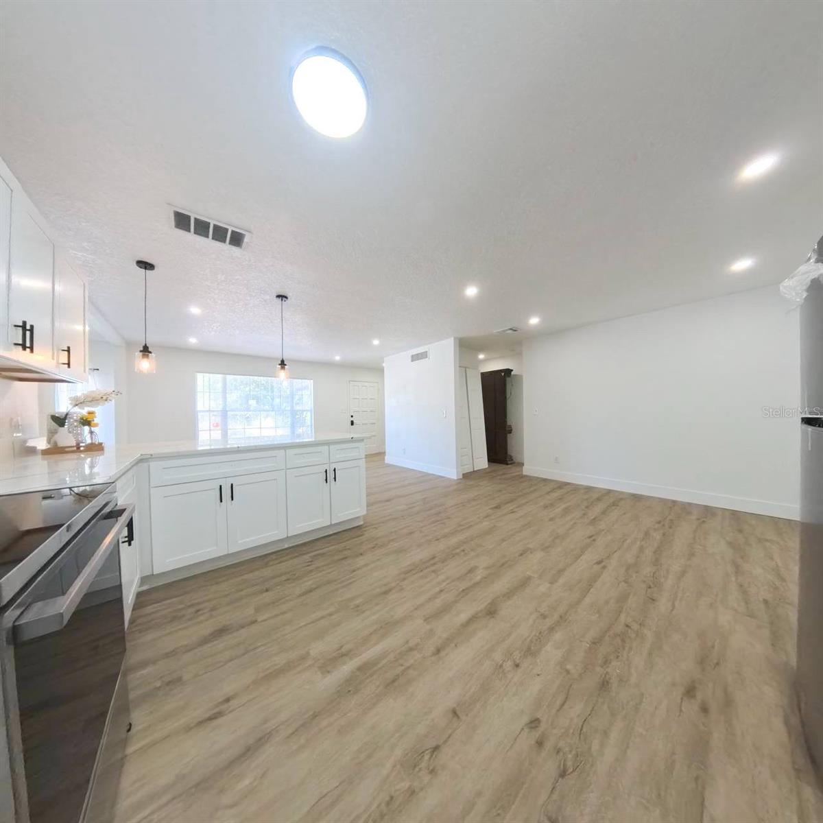 TWIN LAKES MANOR - Residential