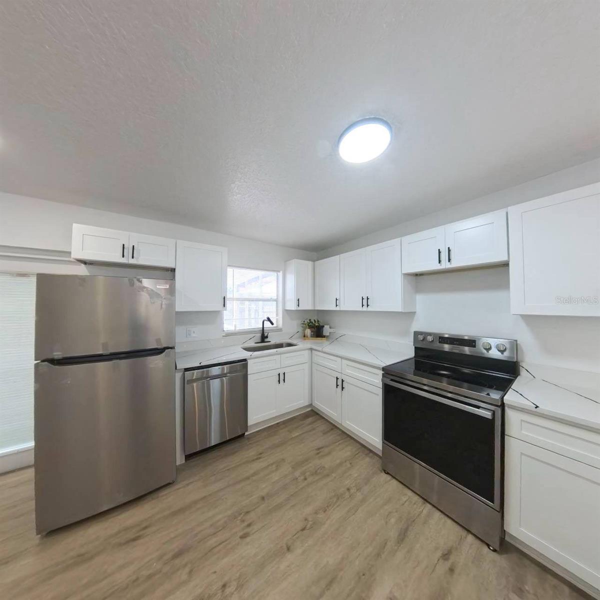 TWIN LAKES MANOR - Residential