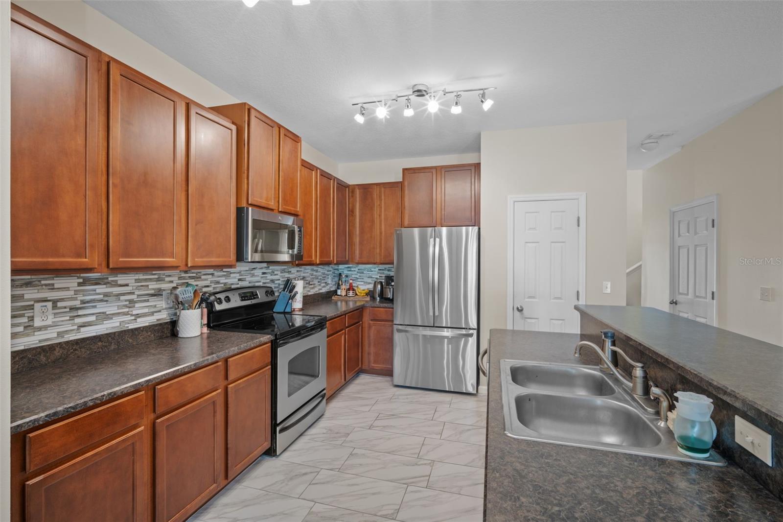 LAKE WASHINGTON TWNHMS - Residential