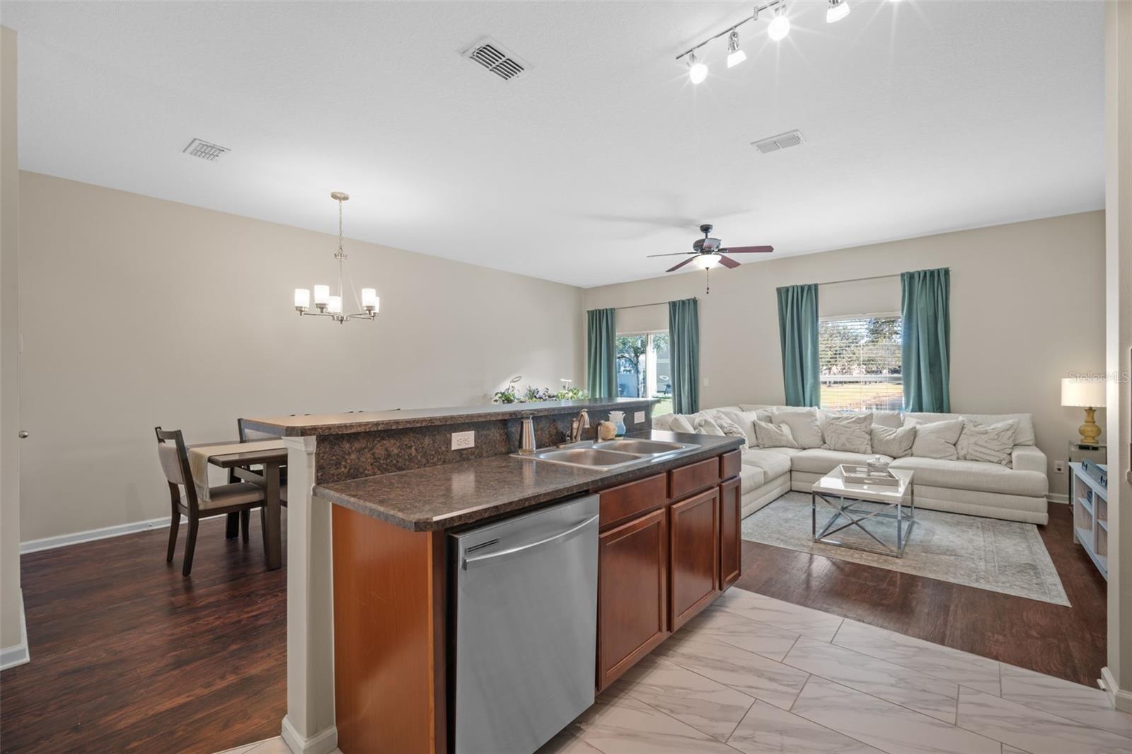 LAKE WASHINGTON TWNHMS - Residential