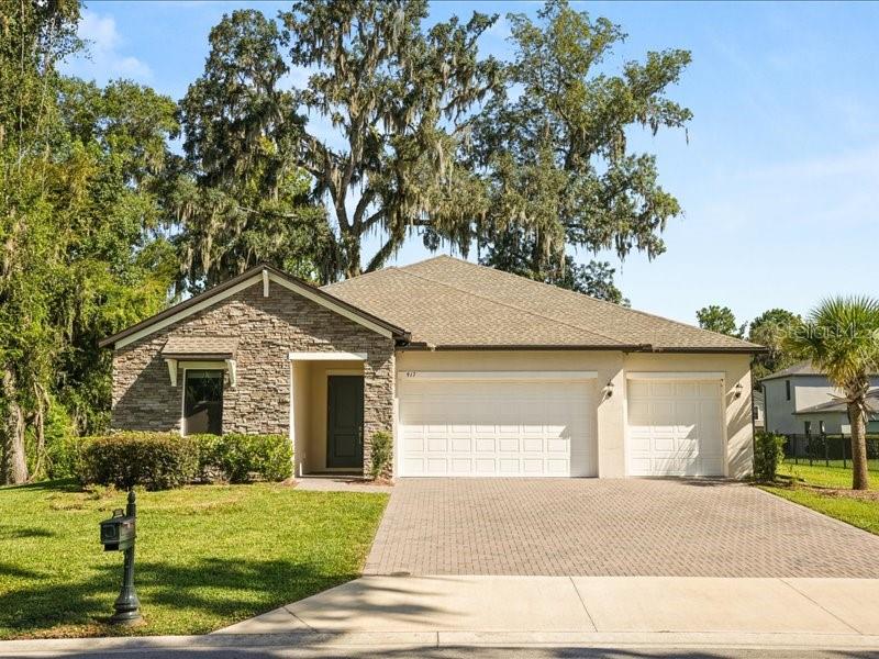 One or more photo(s) has been virtually staged. Welcome to your dream home in one of the most sought-after gated communities in Ocala- Bellechase.
This beautifully designed residence features 4 bedrooms, 3 full baths, and a flexible bonus room...ideal for a home office, gym, or playroom. The bright, open layout is perfect for both everyday living and entertaining.
At the heart of the home is a stunning kitchen with a large center island, quartz countertops, ample cabinetry, a walk-in pantry, and a separate prep kitchen area to keep the main space tidy while hosting. The kitchen flows into a cozy café and spacious family room, creating a warm, inviting atmosphere.
The owner's suite offers a peaceful retreat with a tray ceiling, garden bathtub, tiled walk-in shower, dual vanities, and a large walk-in closet. One secondary bedroom includes a private en-suite bath—ideal for guests or multigenerational living.
Additional features include ceramic tile in main areas, plush carpet in bedrooms, and quartz countertops throughout. Bellechase is a deed-restricted community surrounded by nature, just minutes from top-rated schools, dining, shopping, and medical care.
Style, function, and location—this home has it all.