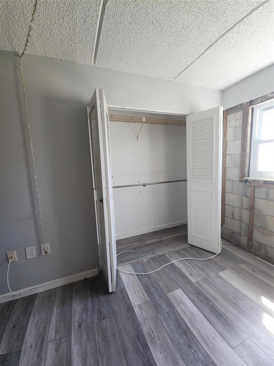 SEMINOLE SQUARE APTS - Residential
