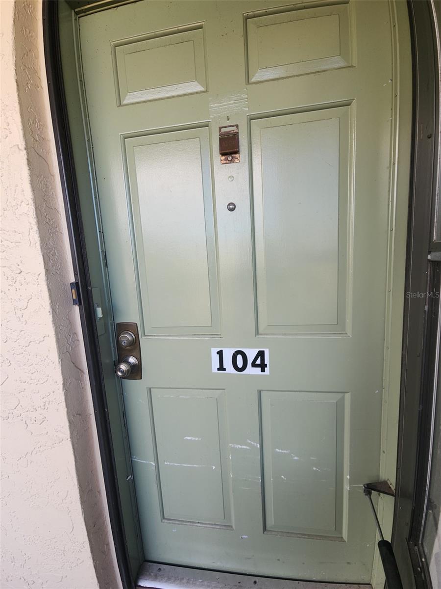SEMINOLE SQUARE APTS - Residential