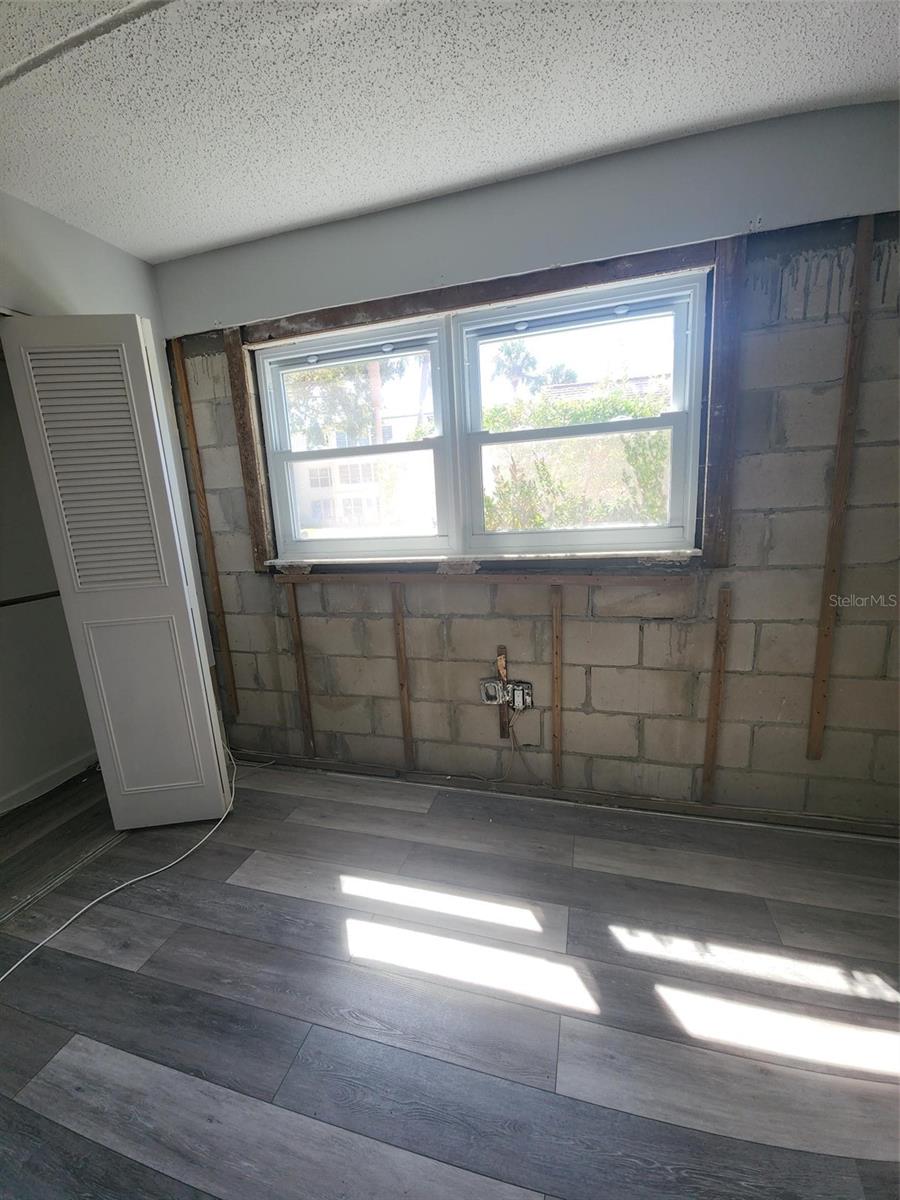 SEMINOLE SQUARE APTS - Residential