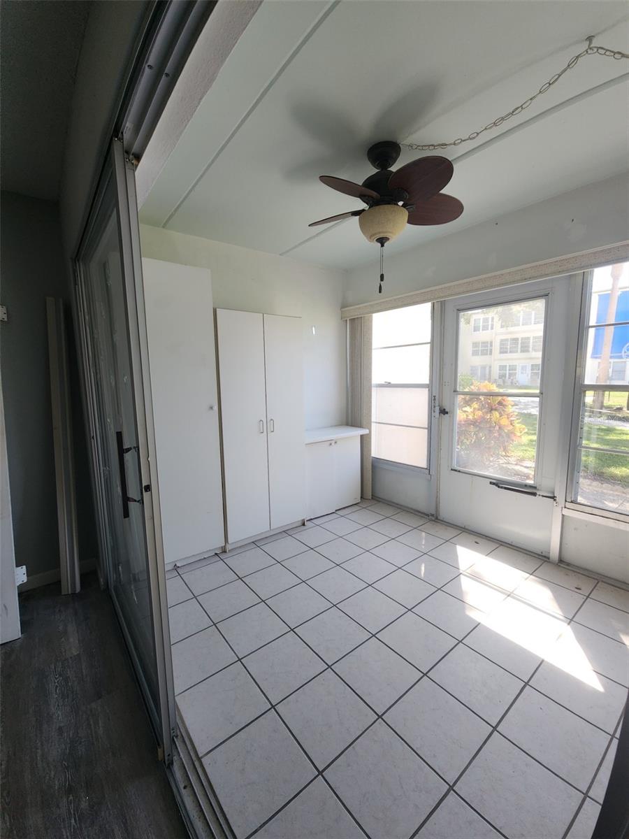 SEMINOLE SQUARE APTS - Residential
