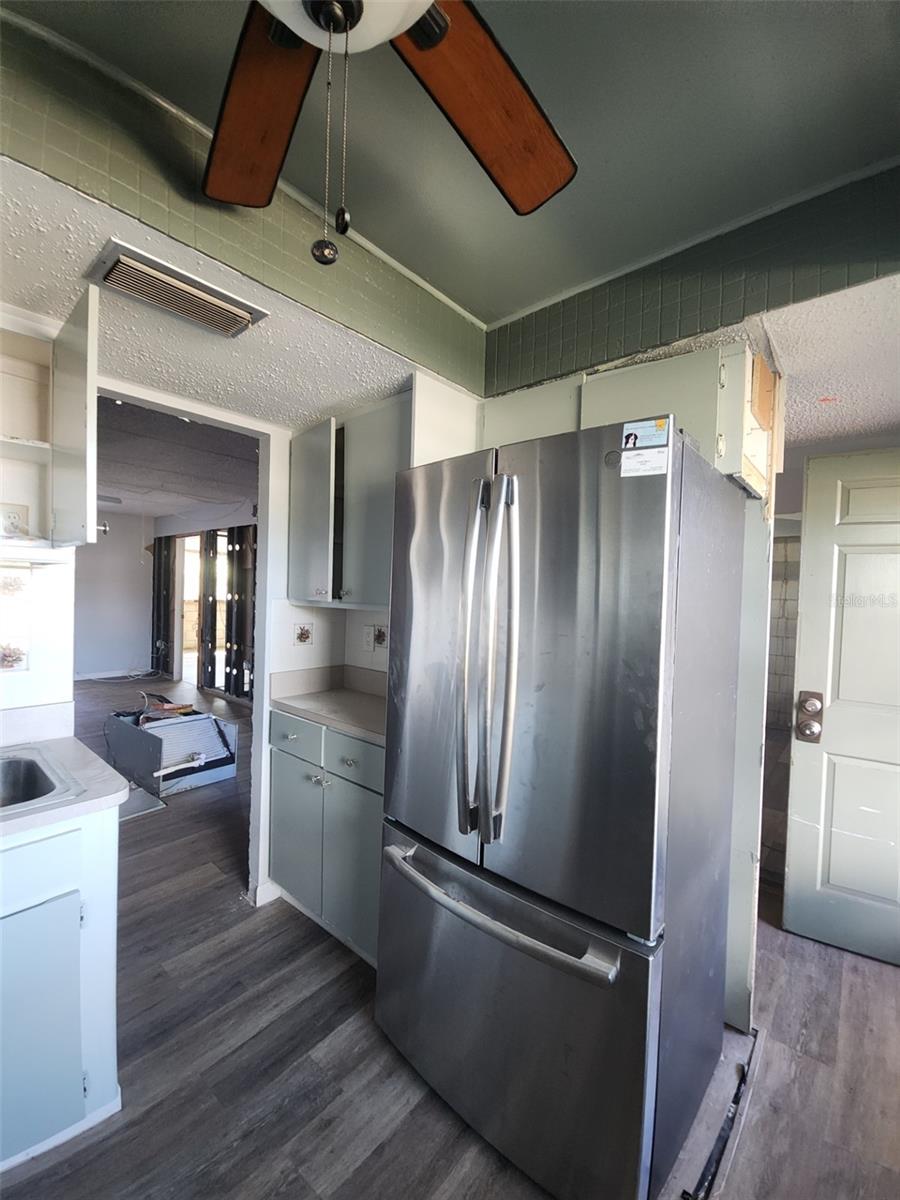 SEMINOLE SQUARE APTS - Residential