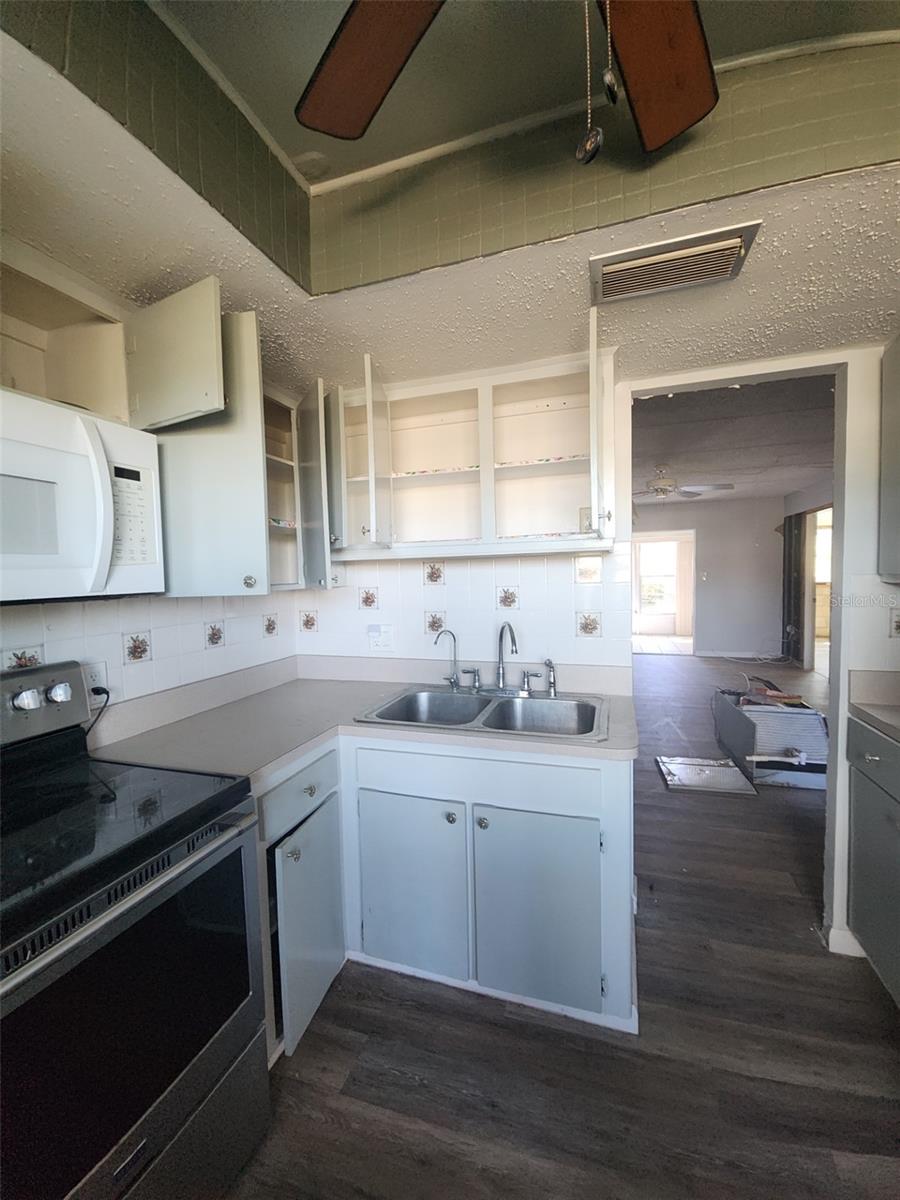 SEMINOLE SQUARE APTS - Residential