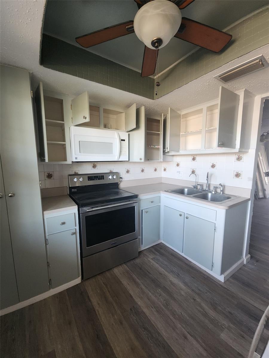 SEMINOLE SQUARE APTS - Residential
