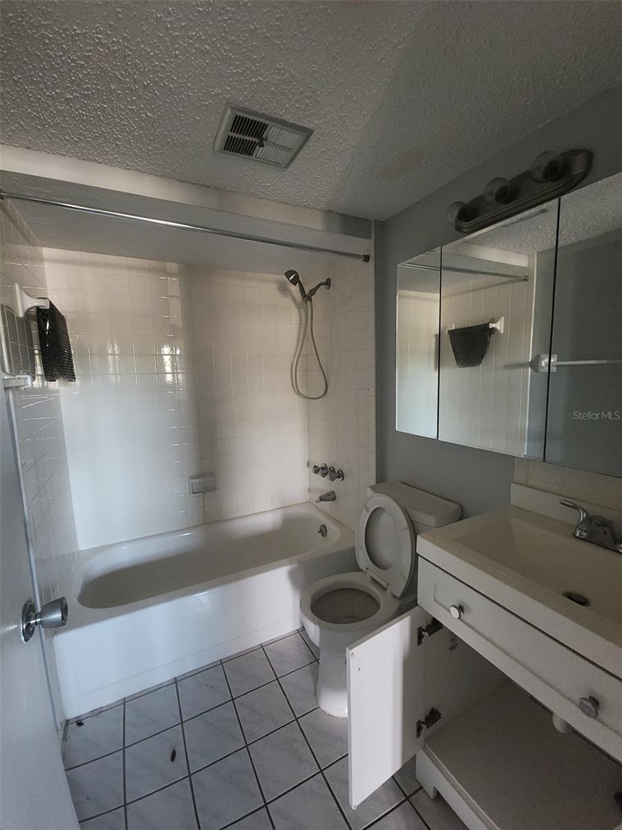 SEMINOLE SQUARE APTS - Residential