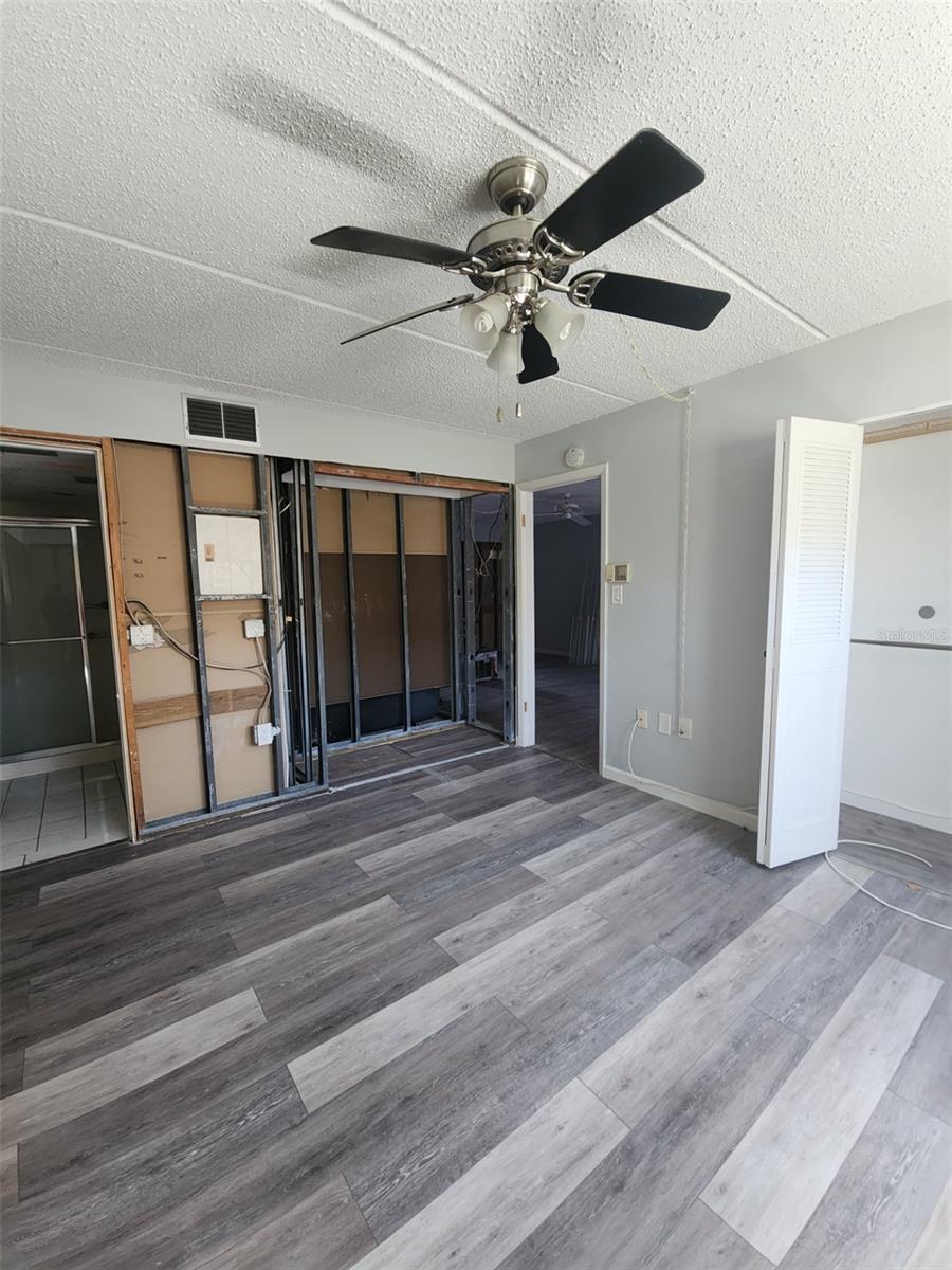 SEMINOLE SQUARE APTS - Residential