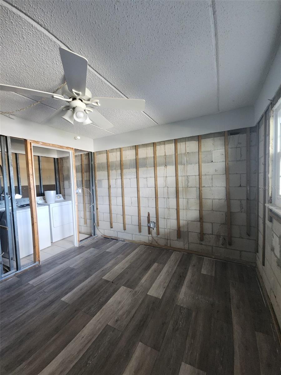 SEMINOLE SQUARE APTS - Residential