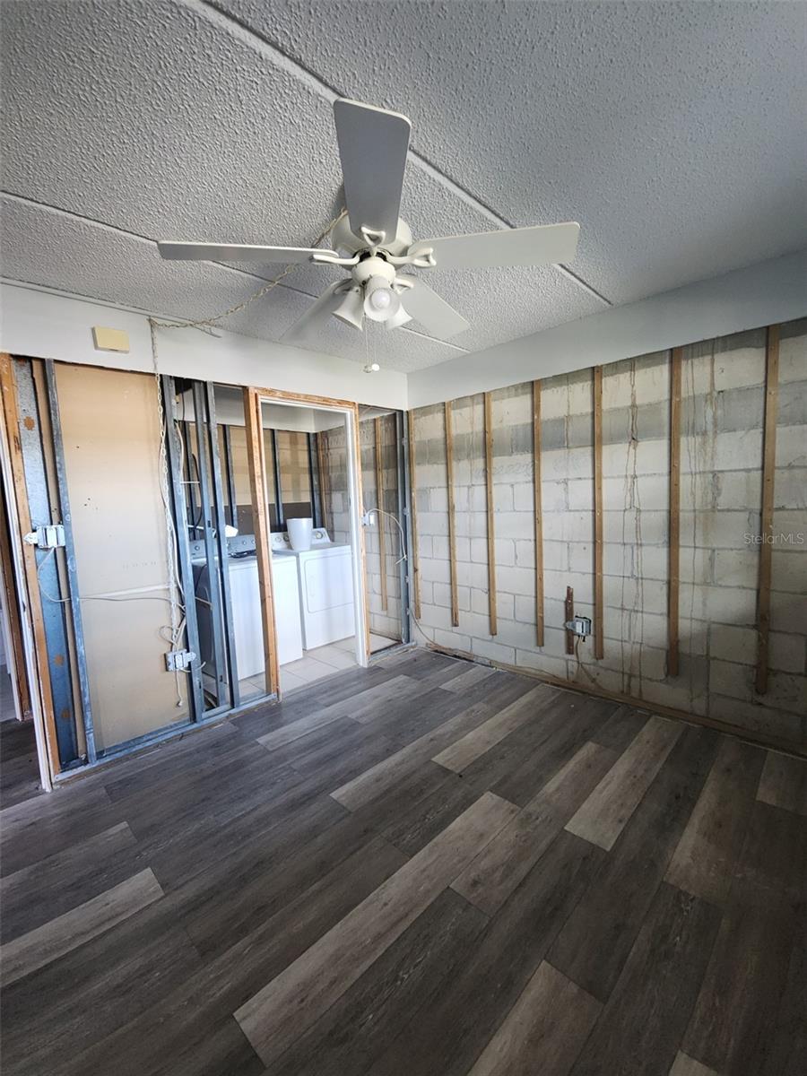 SEMINOLE SQUARE APTS - Residential