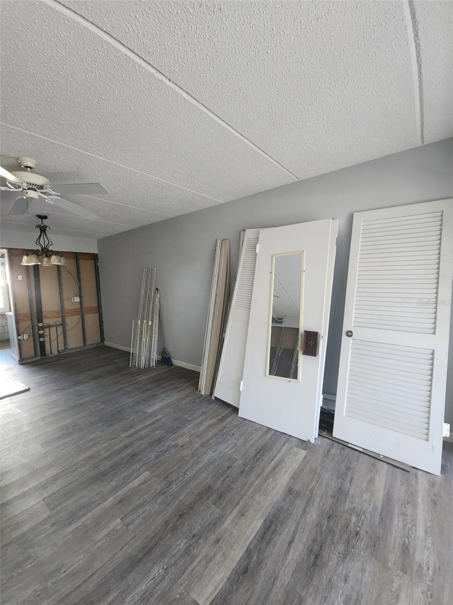 SEMINOLE SQUARE APTS - Residential