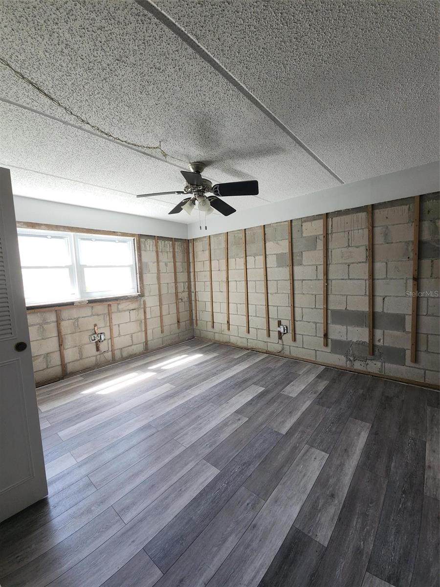 SEMINOLE SQUARE APTS - Residential