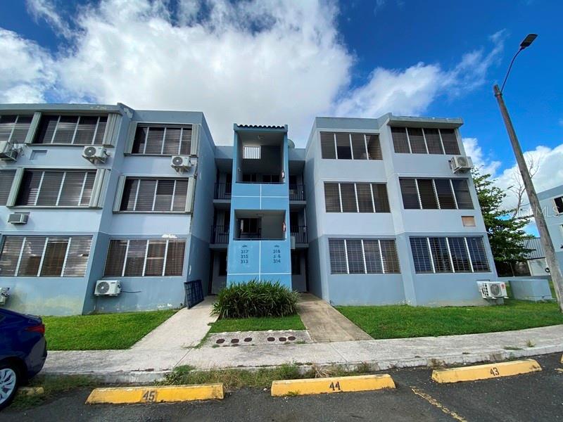 Apartment located on the first floor. It has 3 bedrooms, 2 bathrooms, living room, dining room, kitchen, laundry area and 1 assigned parking space. The condo complex is gated and has a basketball court. Located close to main roads, hospitals, shopping center, supermarket, gas station, among other places of interest. Coordinates: 18.211750,-66.046398.