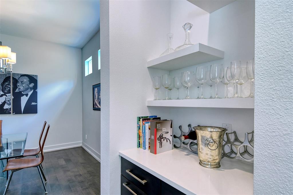 HOMES/LAUREL PARK - Residential