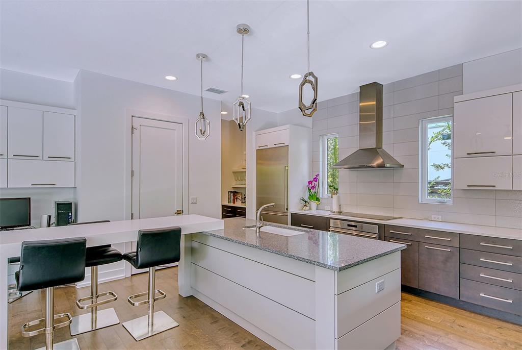 HOMES/LAUREL PARK - Residential