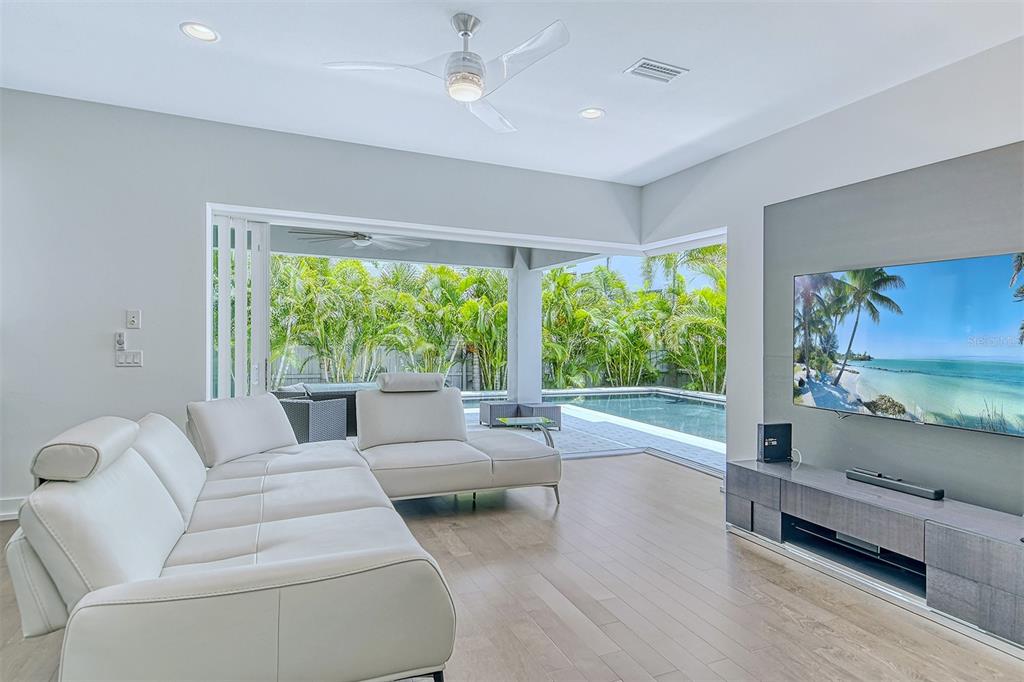 HOMES/LAUREL PARK - Residential