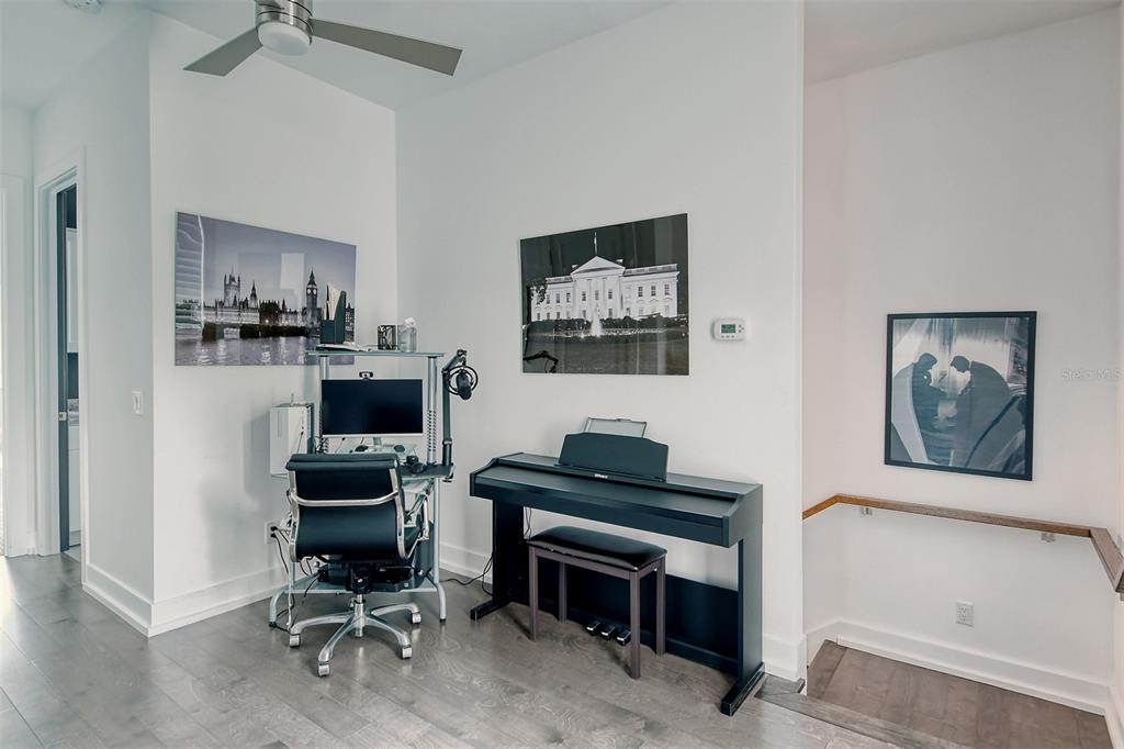 HOMES/LAUREL PARK - Residential