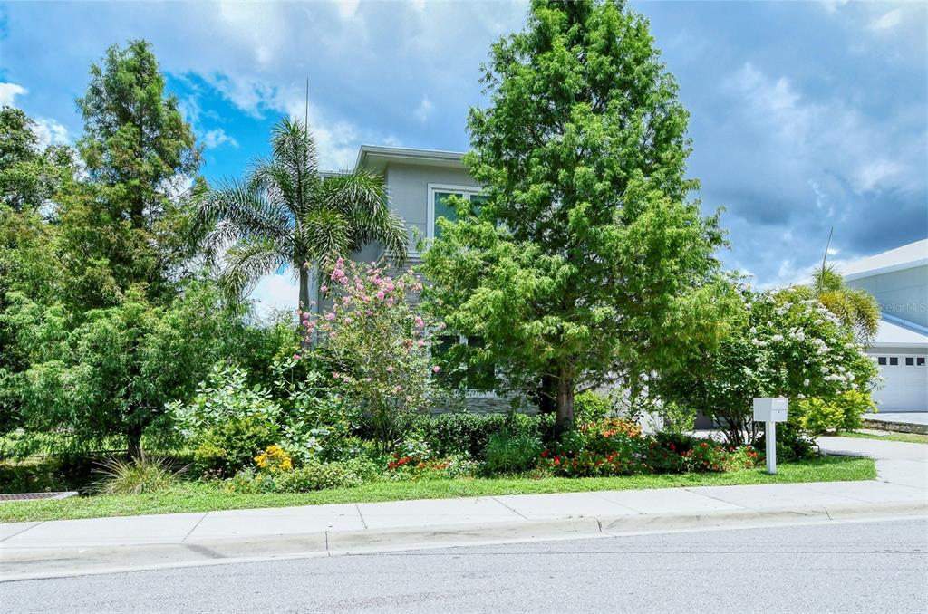 HOMES/LAUREL PARK - Residential