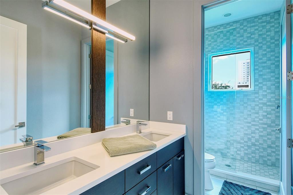 HOMES/LAUREL PARK - Residential