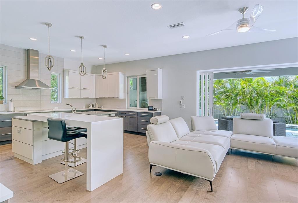 HOMES/LAUREL PARK - Residential