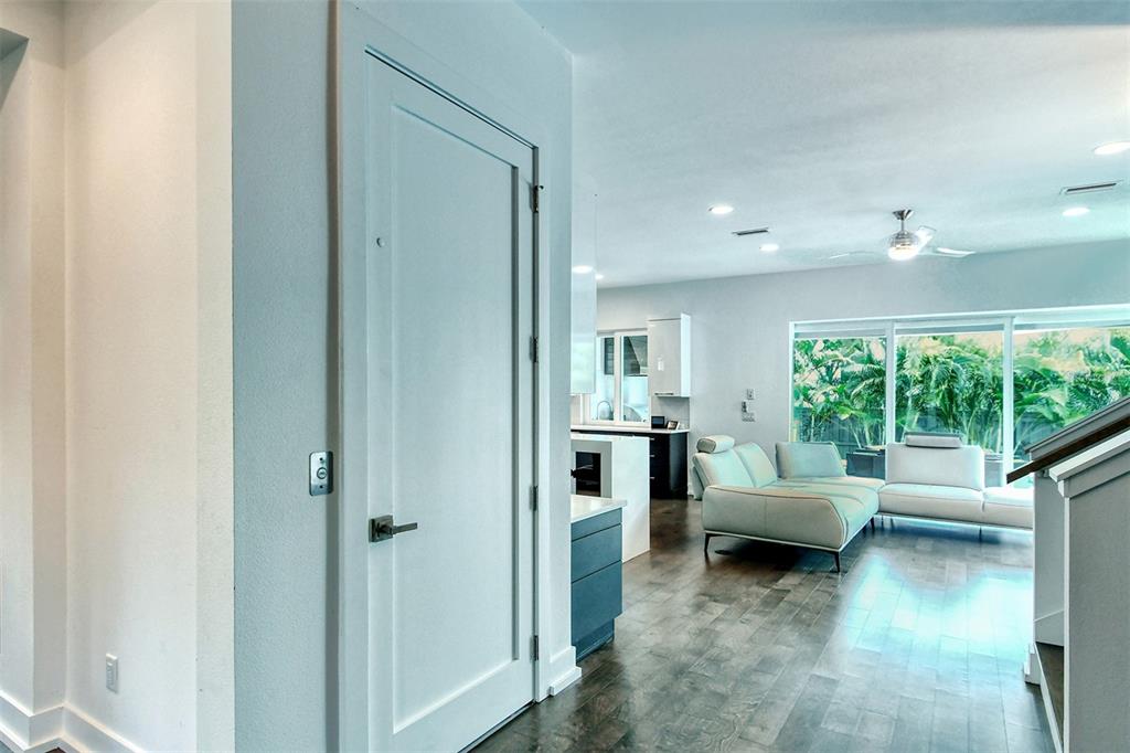 HOMES/LAUREL PARK - Residential