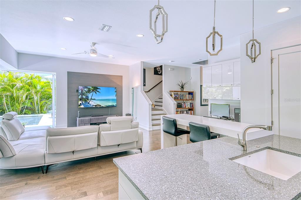 HOMES/LAUREL PARK - Residential