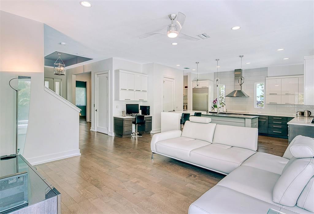 HOMES/LAUREL PARK - Residential