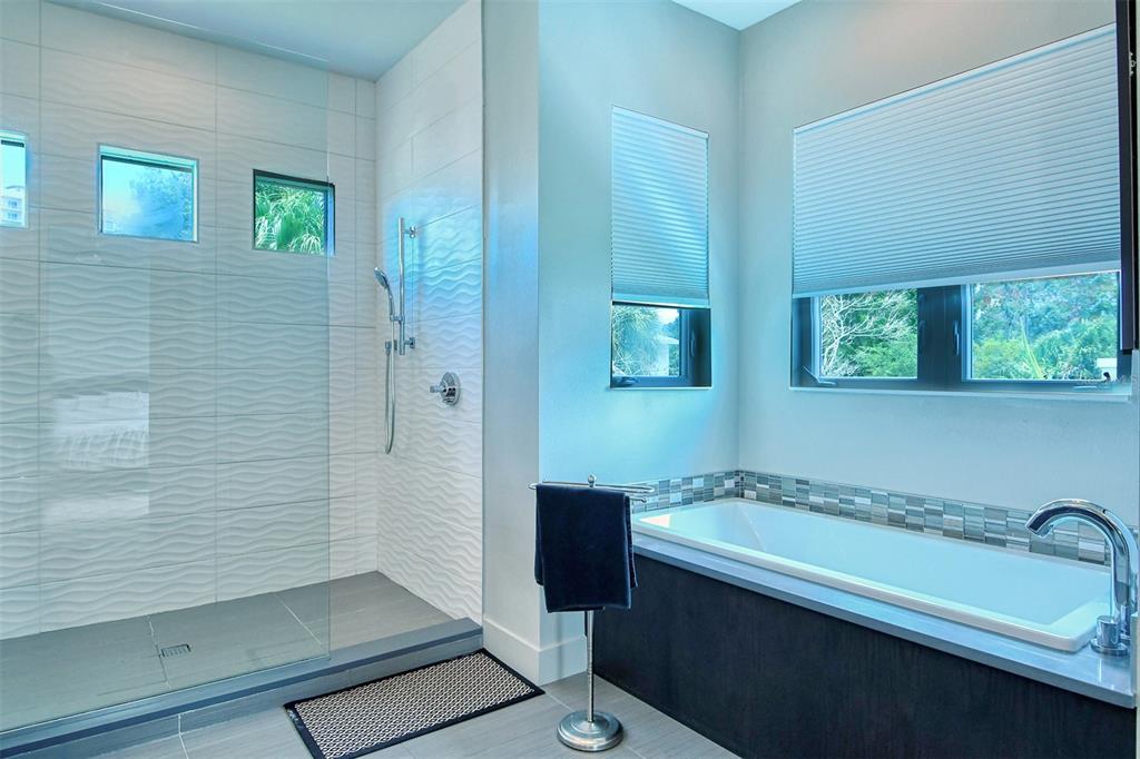 HOMES/LAUREL PARK - Residential