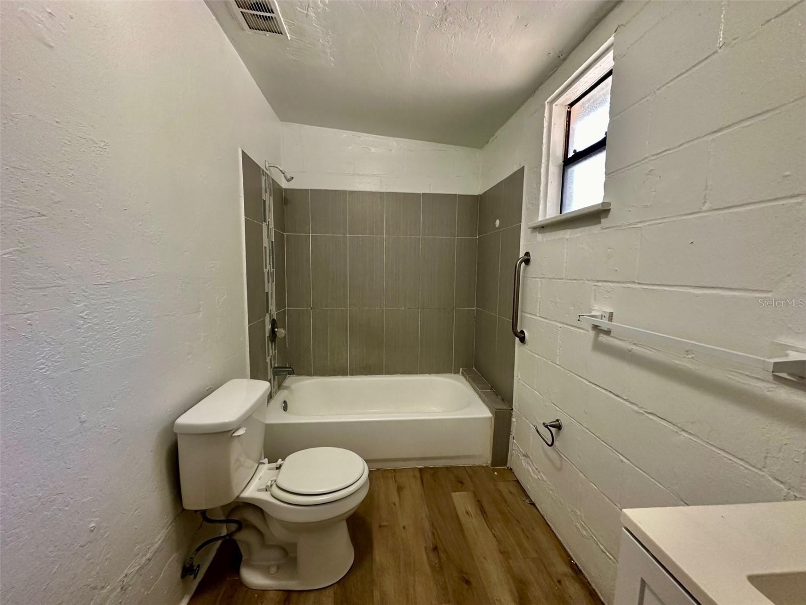 HARRIS ESTATE HARRIS LANDS REPL E 1/2 - Residential Lease