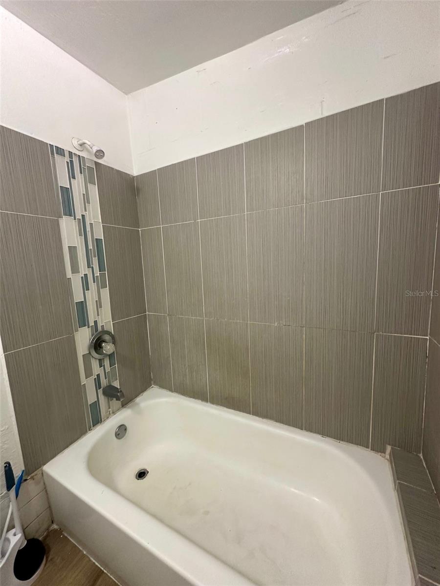 HARRIS ESTATE HARRIS LANDS REPL E 1/2 - Residential Lease