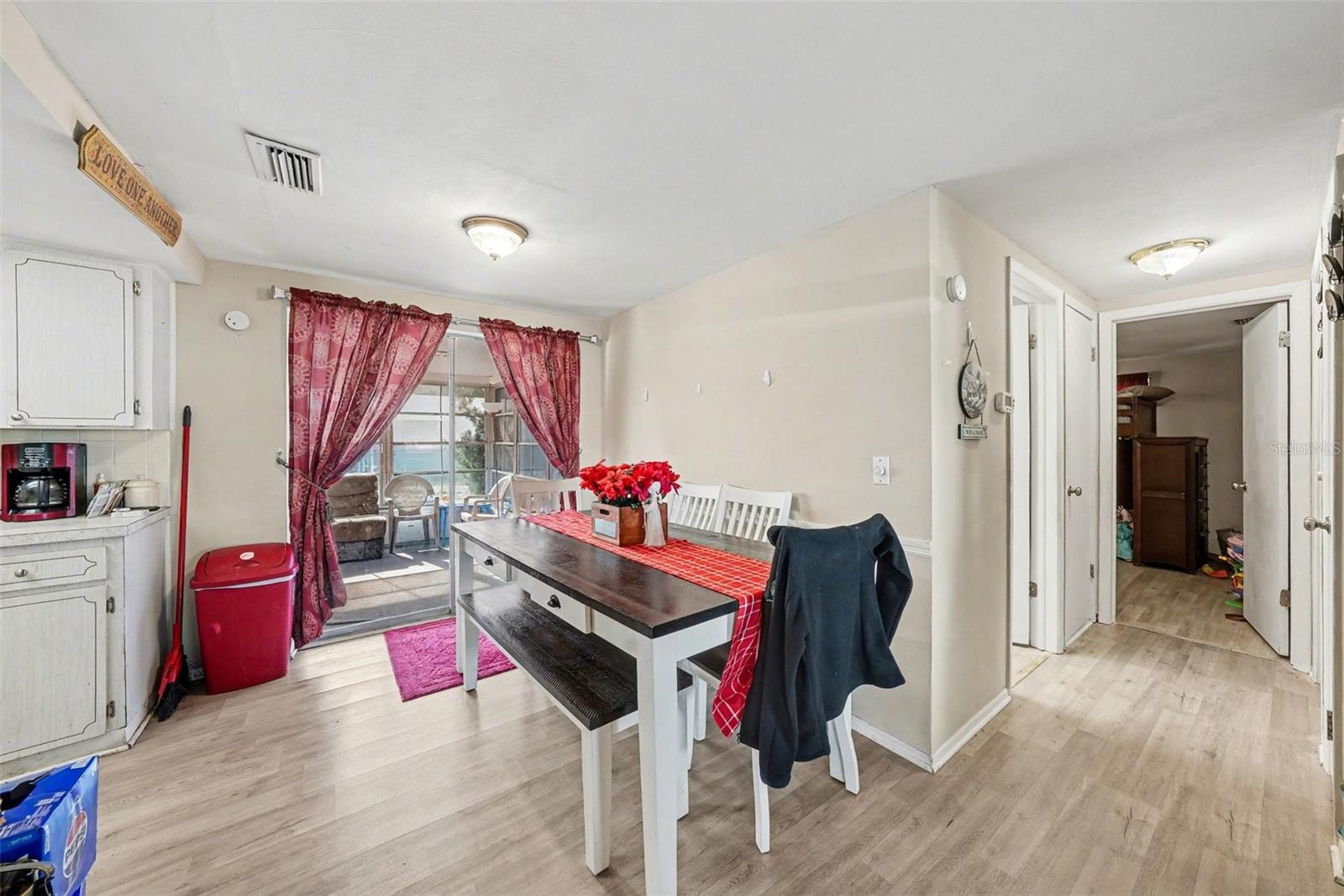 COLONIAL HILLS - Residential