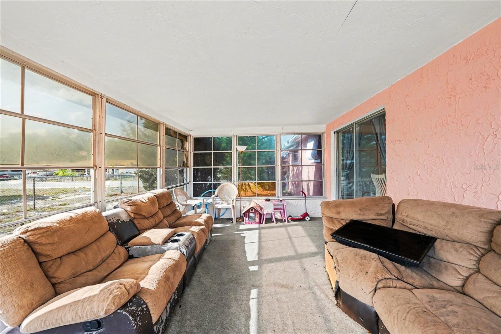 COLONIAL HILLS - Residential