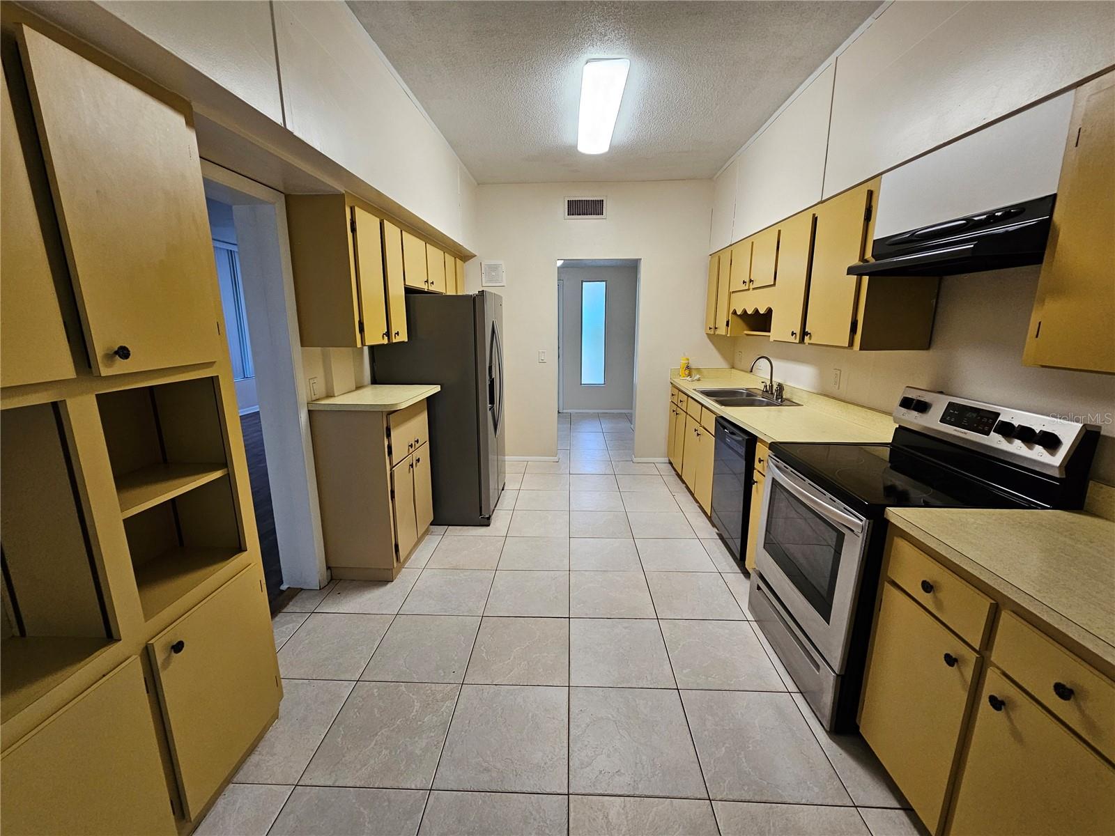 BLACK ARCES - Residential Lease