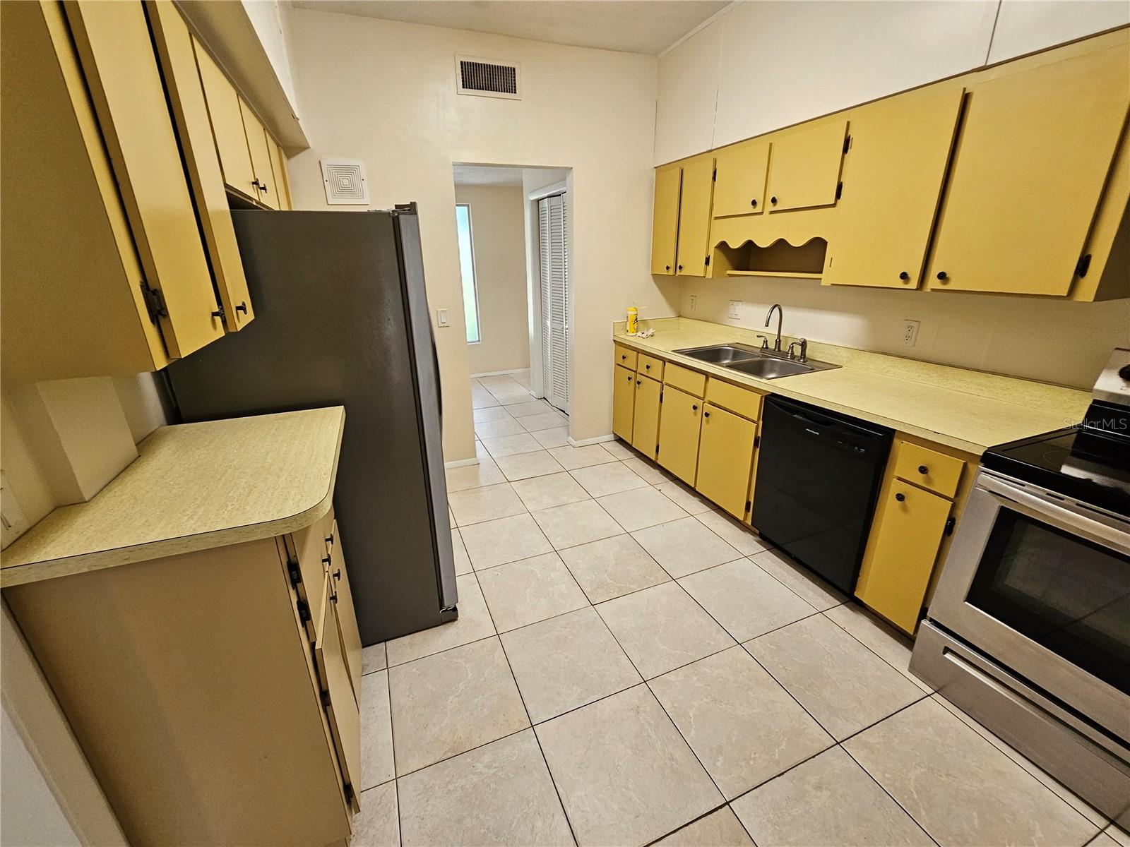BLACK ARCES - Residential Lease