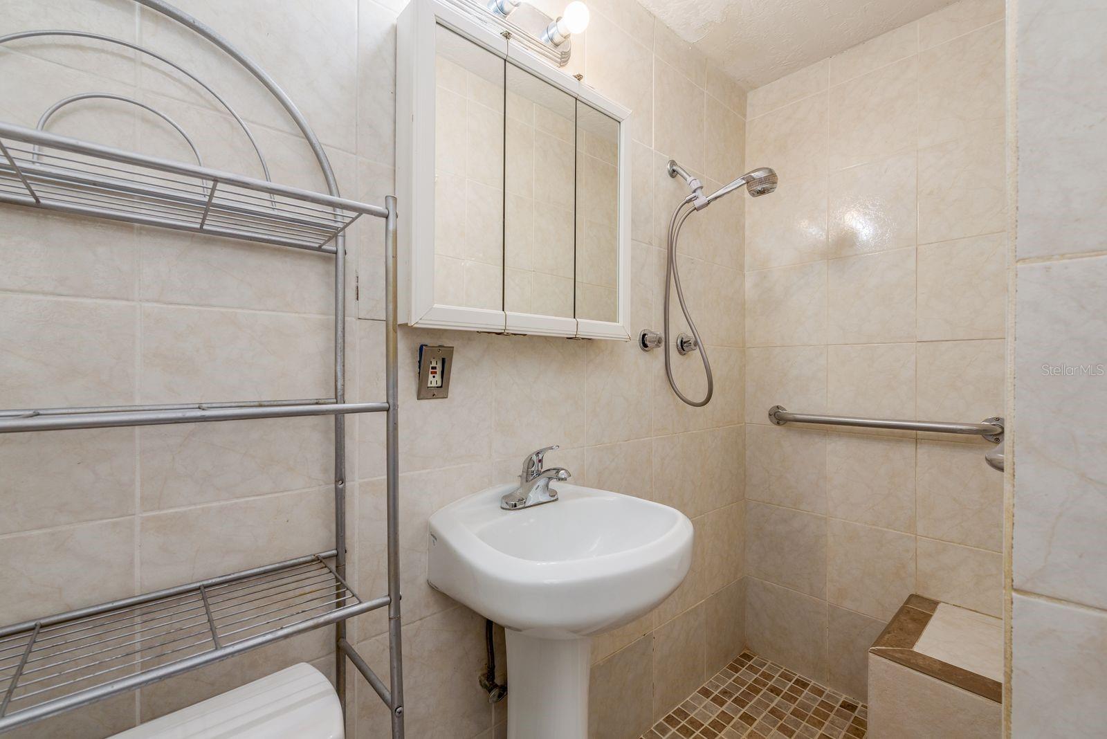 FOREST HILLS - Residential Lease