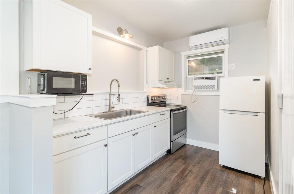 Photo of 1401 E Alfred Street #6, Tavares, FL 32778 (MLS # O6305080)