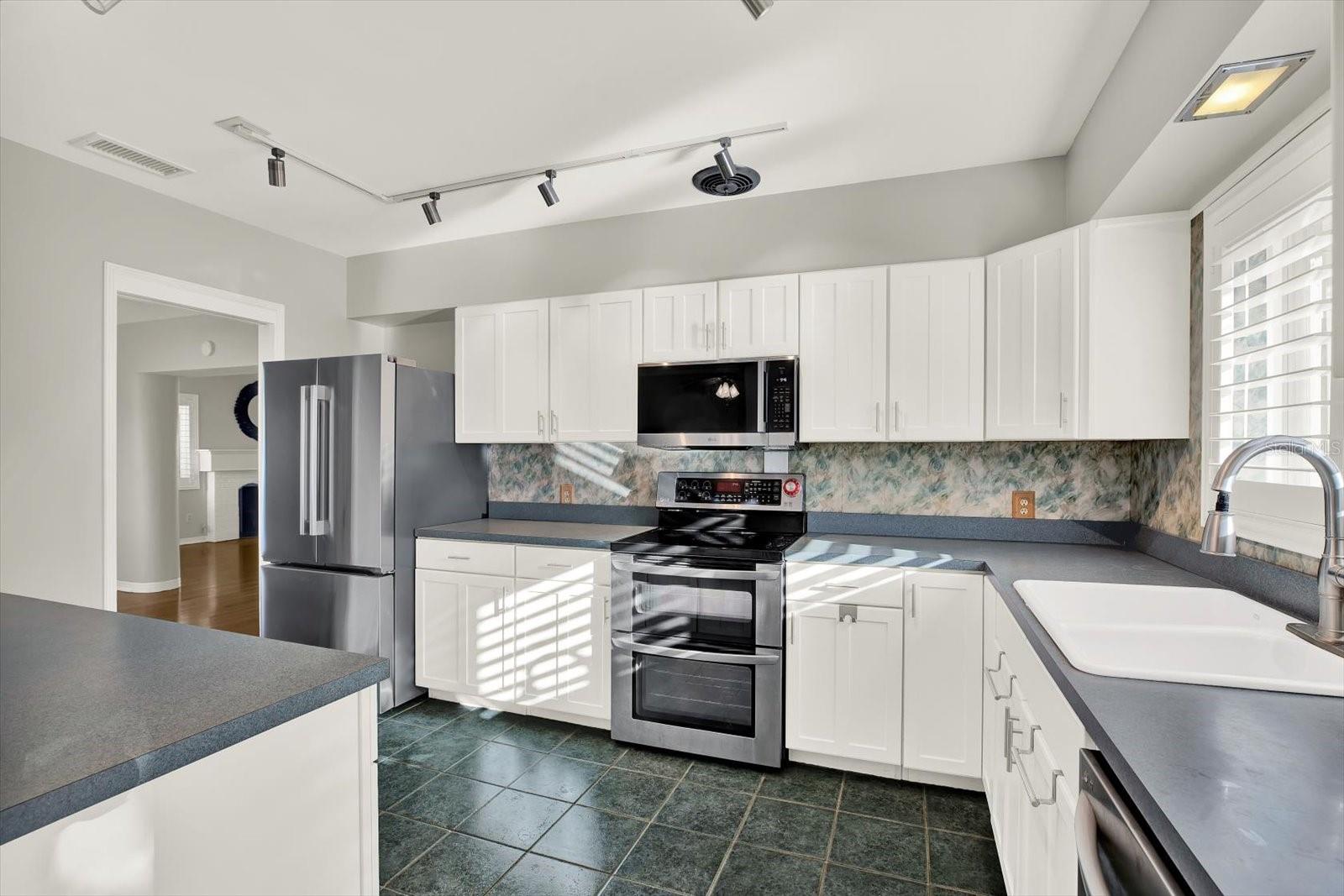 OAKWOOD MANOR - Residential