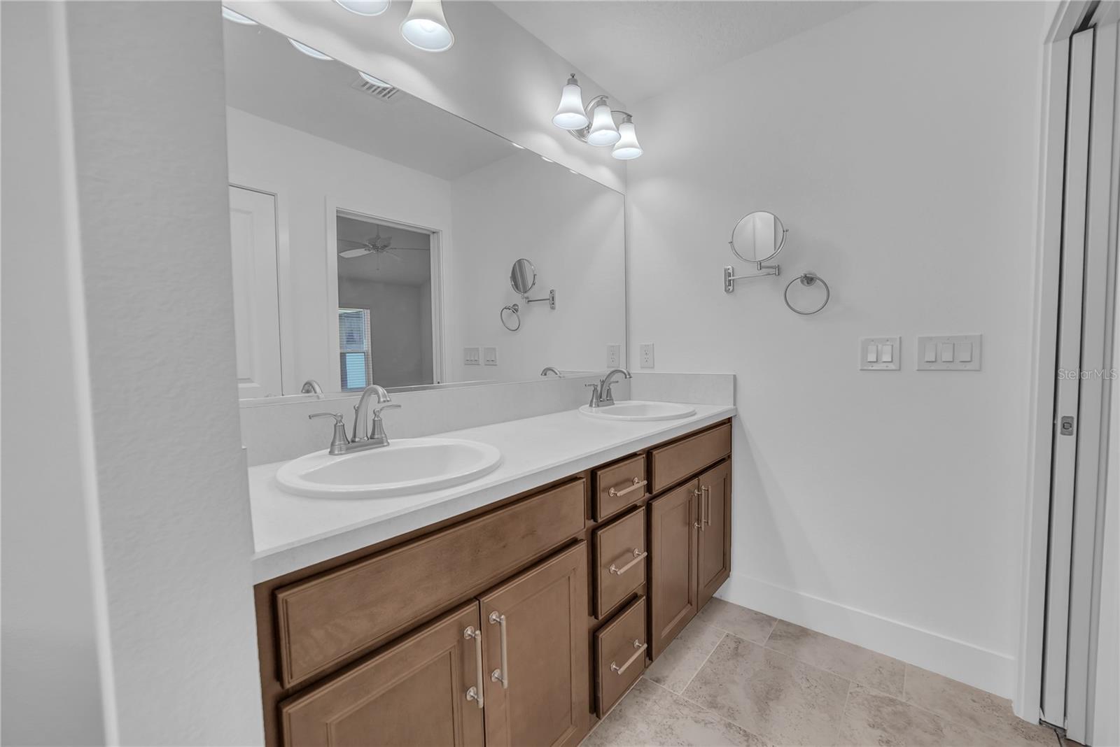 VILLAGES/SOUTHERN OAKS UN 28 - Residential