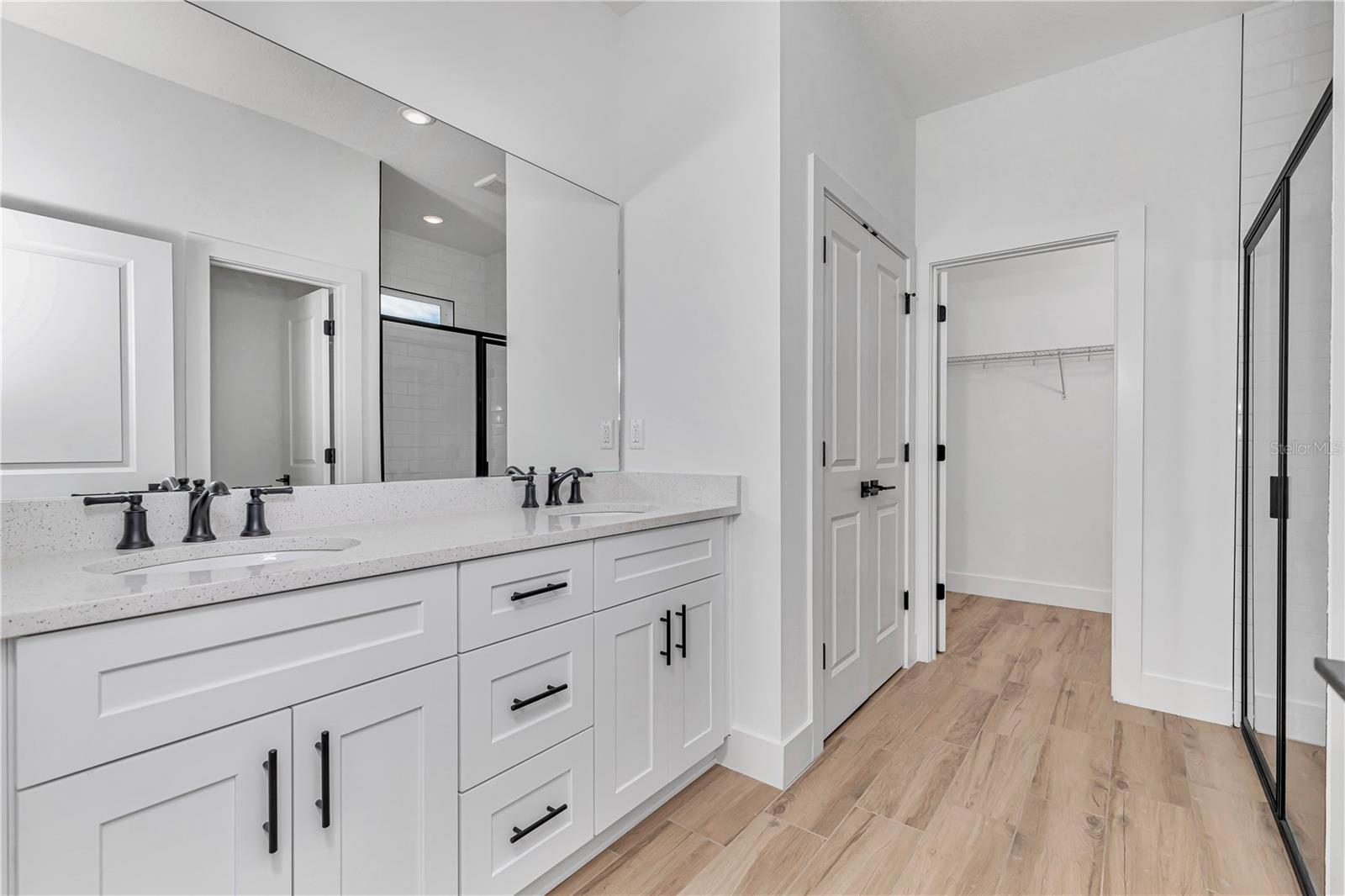 TWIN LAKE ESTATES - Residential