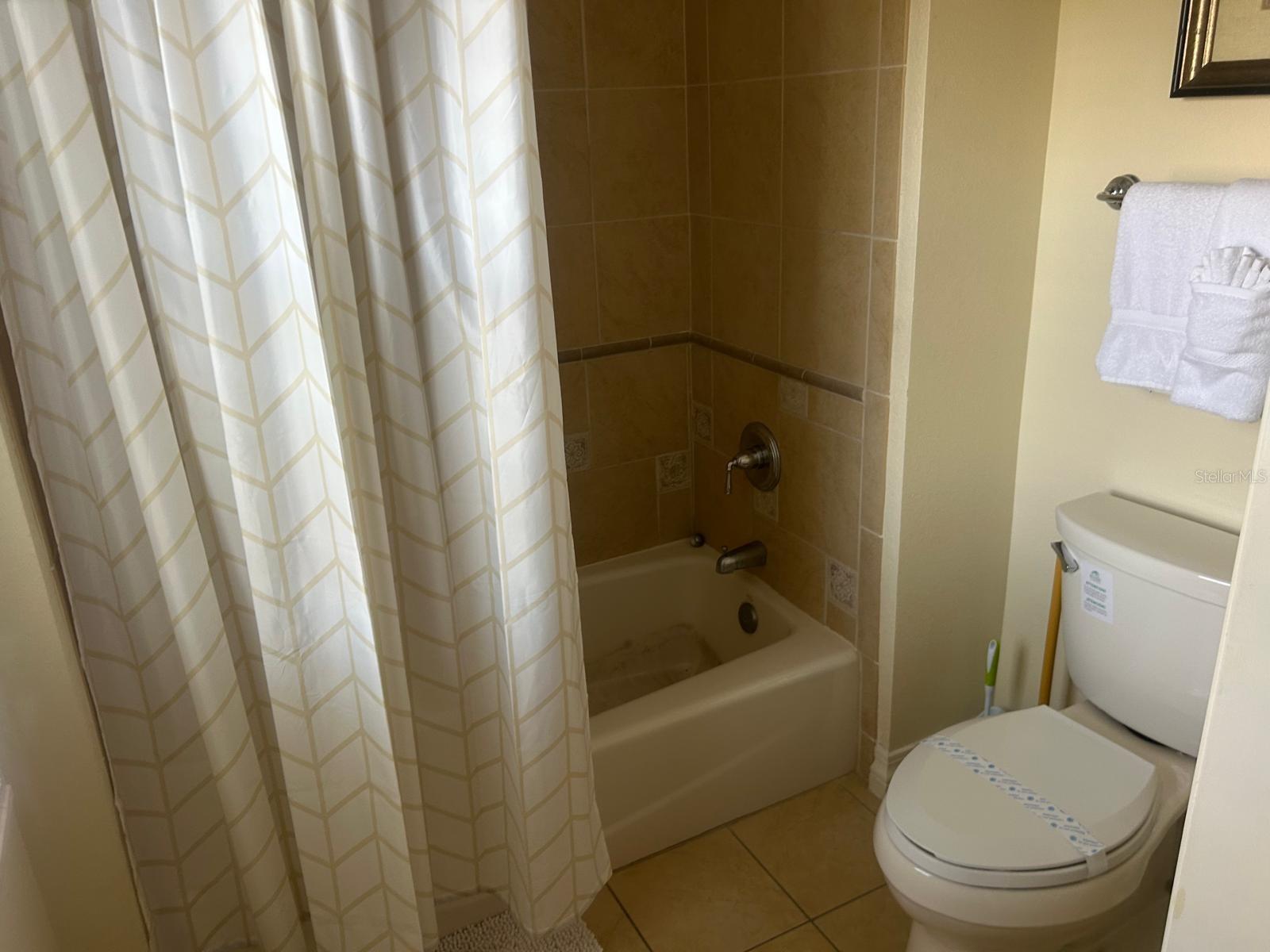 CENTRE COURT RIDGE CONDO PH 10 BLDG J - Residential Lease