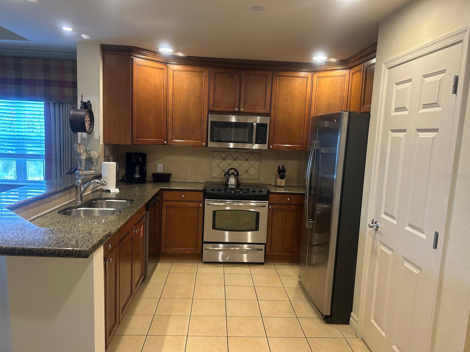 CENTRE COURT RIDGE CONDO PH 10 BLDG J - Residential Lease