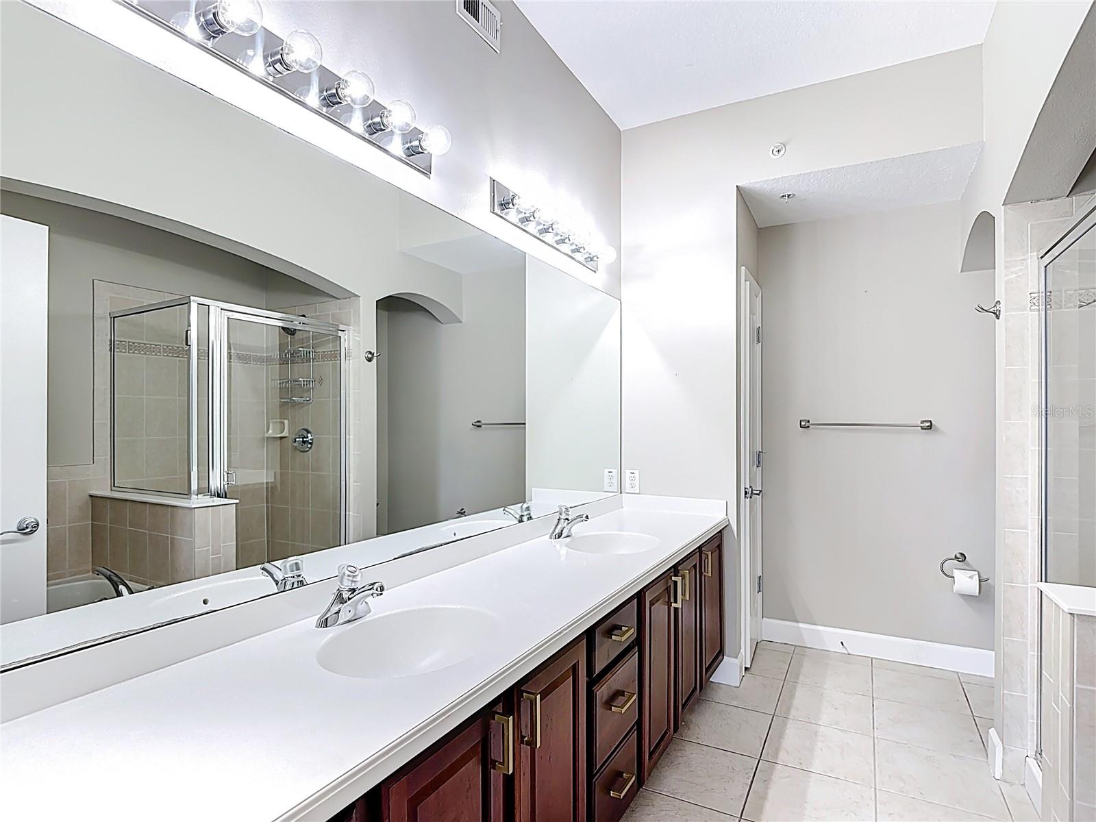 ARTISAN CLUB CONDO PH 2 - Residential