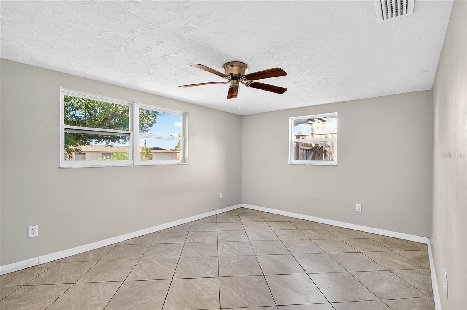 HOLIDAY GARDENS ESTATES - Residential Lease